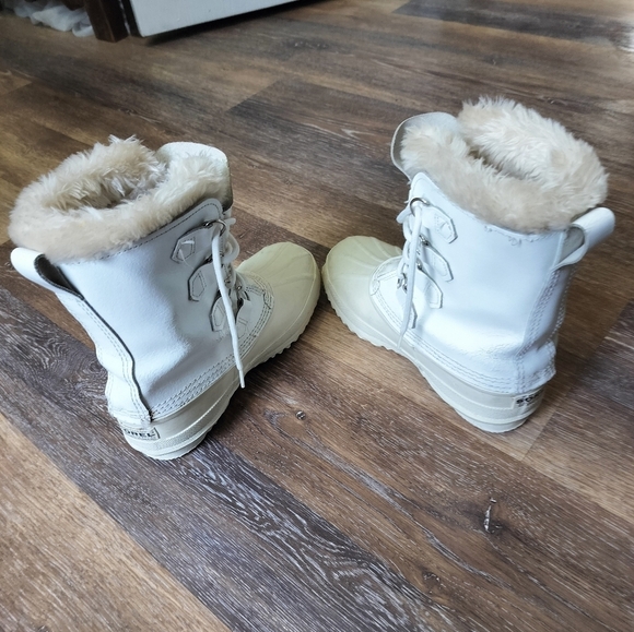 Sorel Kids Cream Boots with Fur Lining Size 8 - Picture 4 of 11